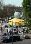 849811 Afbeelding van de vrijmarkt op het Herderplein te Utrecht, met een springkussen, tijdens de viering van Koninginnedag.